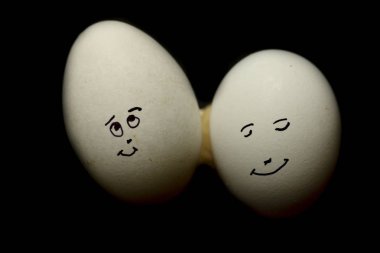 Yumurta insan yüzü siyah arka plan karşı izole temsil eder.