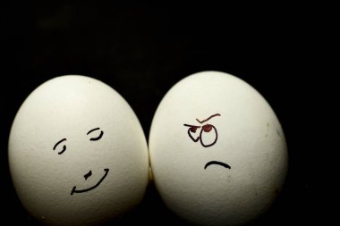 Yumurta insan yüzü siyah arka plan karşı izole temsil eder.