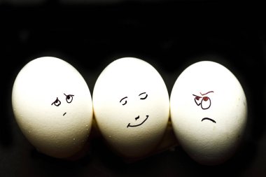 Yumurta insan yüzü siyah arka plan karşı izole temsil eder.