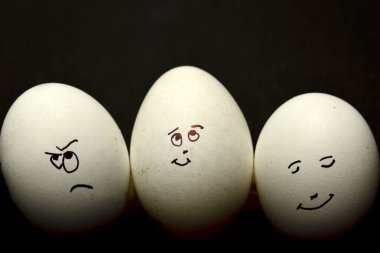 Yumurta insan yüzü siyah arka plan karşı izole temsil eder.