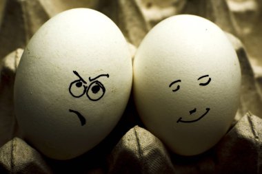 Yumurta insan yüzü siyah arka plan karşı izole temsil eder.