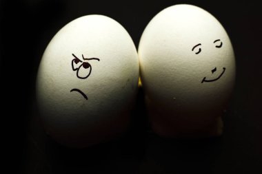 Yumurta insan yüzü siyah arka plan karşı izole temsil eder.