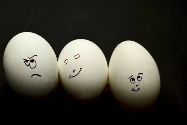 Jajko Reprezentuje Ludzką Twarzą Białym Czarnym Tle — Zdjęcie stockowe