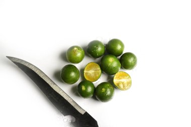 Beyaz arka plan üzerinde izole yeşil limon