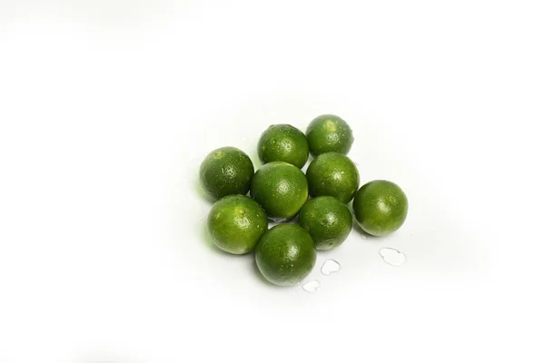 Limões Verdes Isolados Sobre Fundo Branco — Fotografia de Stock