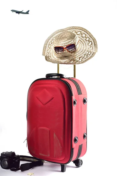 在白色背景查出的手提箱和夏季帽子 — 图库照片