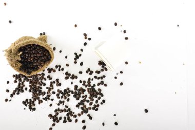 Kahve çanta ve beyaz arka plan üzerinde kahve fincanı