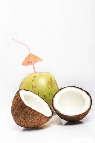 Coco Quebrado Coco Verde Isolado Sobre Fundo Branco — Fotografia de Stock