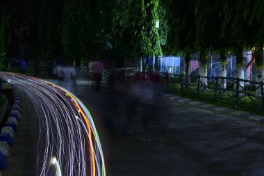 Hareket bulanıklığı karayolu siyah arka plan üzerinde araba hafif yollar.