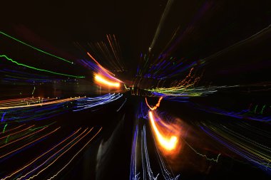 Hareket bulanıklığı karayolu siyah arka plan üzerinde araba hafif yollar.