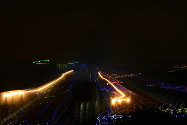 モーション ブラーを黒の背景に高速道路で車の光の道 — ストック写真