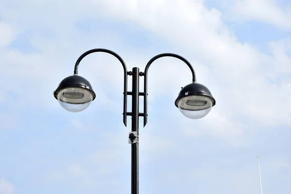 青い空を背景に街路灯のクローズ アップ — ストック写真
