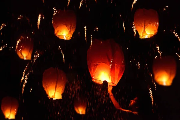 Bir Gece Gökyüzünde Festivali Kutlamak Için Uçan Yangın Fener Tutan — Stok fotoğraf