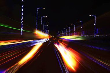 Araba hareket karşı karanlık gece, karayolu üzerinde fotoğraf ile uzun pozlama alınır.