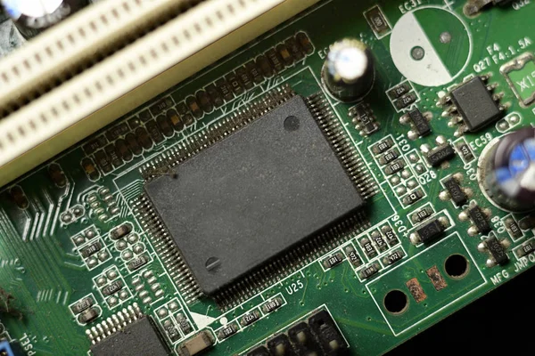 Zbliżenie Elektroniczny Chip Obwodzie Płyty Głównej Komputera Stacjonarnego — Zdjęcie stockowe