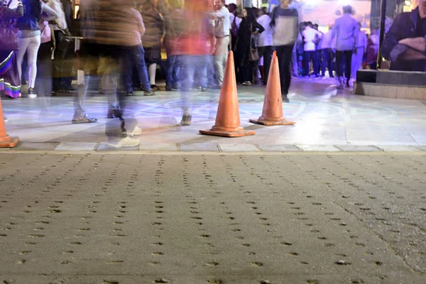 Verkehrskegel in einer überfüllten Stadtstraße, Fotografieren mit Langzeitbelichtung. — Stockbild Verkehrskegel Einer Überfüllten Stadtstraße Fotografieren Mit Langzeitbelichtung — Stockfoto