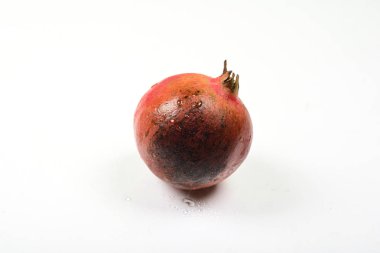 İzole beyaz zemin üzerine nar