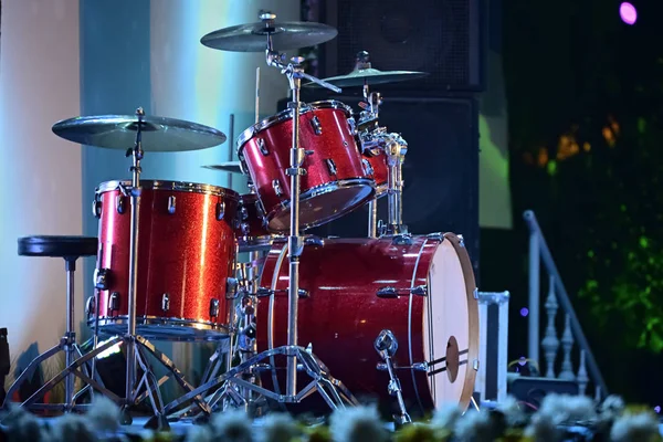 Close Van Muzikale Drum Set Klaar Spelen Een Live Fase — Stockfoto