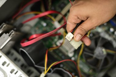 Elektrikli tel bilgisayar donanım içinde bir bilgisayar mühendisi onarımı