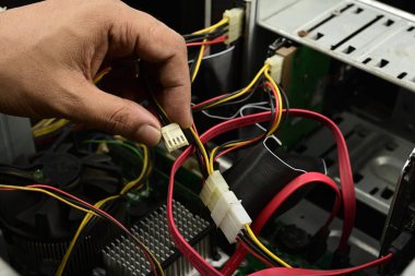 Elektrikli tel bilgisayar donanım içinde bir bilgisayar mühendisi onarımı