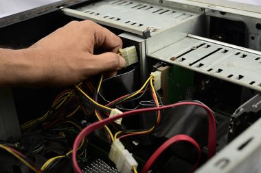 Elektrikli tel bilgisayar donanım içinde bir bilgisayar mühendisi onarımı
