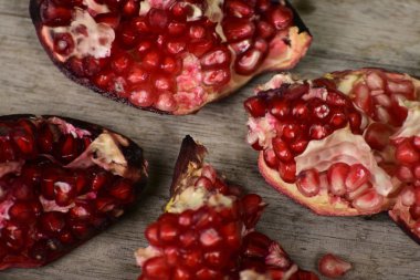 Ahşap arka plan üzerinde sulu nar