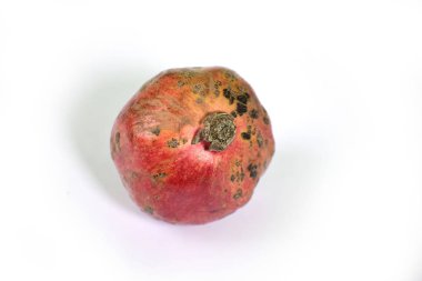 beyaz zemin üzerinde sulu nar