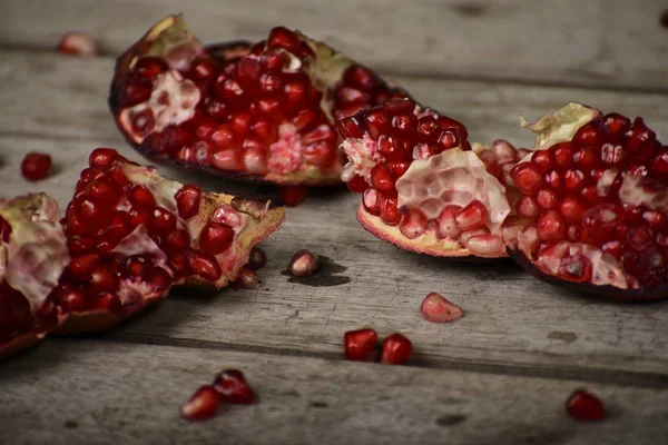 Saftiger Granatapfel Auf Holzgrund — Stockfoto