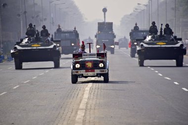 Kalküta, Hindistan - 23 Ocak 2019: Hint ordusu, Cumhuriyet Günü 'nde geçit törenine hazırlanıyor. Tören her yıl Hint ordusu tarafından 26 Ocak 'ta ulusal bayrağı selamlamak için yapılır.