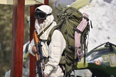 Kalküta, Hindistan - 23 Ocak 2019: Hint ordusu, Cumhuriyet Günü 'nde geçit törenine hazırlanıyor. Tören her yıl Hint ordusu tarafından 26 Ocak 'ta ulusal bayrağı selamlamak için yapılır.