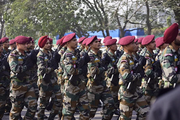 Kalküta, Hindistan - 23 Ocak 2019: Hint ordusu, Cumhuriyet Günü 'nde geçit törenine hazırlanıyor. Tören her yıl Hint ordusu tarafından 26 Ocak 'ta ulusal bayrağı selamlamak için yapılır.
