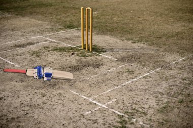 Kriket sopası ve eldiven boş Kriket Sahası üzerinde oynamak için vardır.