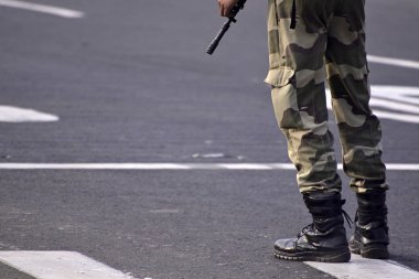 Güvenlik görevlisi ile tüfek ayakta dışarıda alanını korumak için.