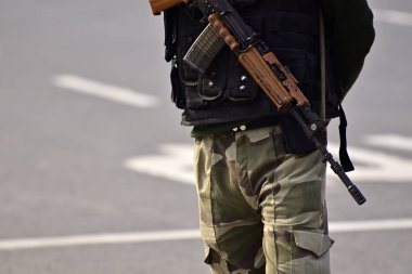 Güvenlik görevlisi ile tüfek ayakta dışarıda alanını korumak için.