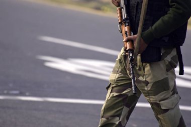 Güvenlik görevlisi ile tüfek ayakta dışarıda alanını korumak için.