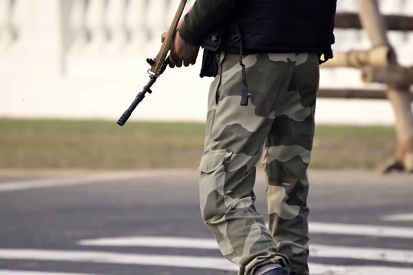 Gardien Sécurité Avec Fusil Debout Extérieur Pour Protéger Zone — Photo