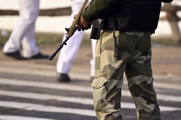 Φρουρός Ασφαλείας Τουφέκι Στέκεται Στο Εξωτερικό Για Προστατεύσει Την Περιοχή — Φωτογραφία Αρχείου