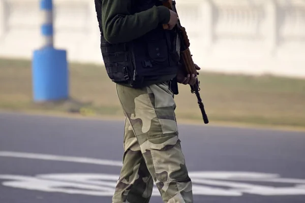 Guardia Sicurezza Con Fucile Piedi All Esterno Proteggere Area — Foto Stock