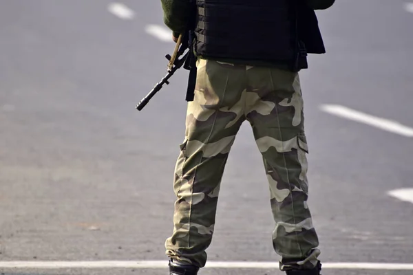 Security Guard Rifle Standing Protect Area — Stock Photo, Image