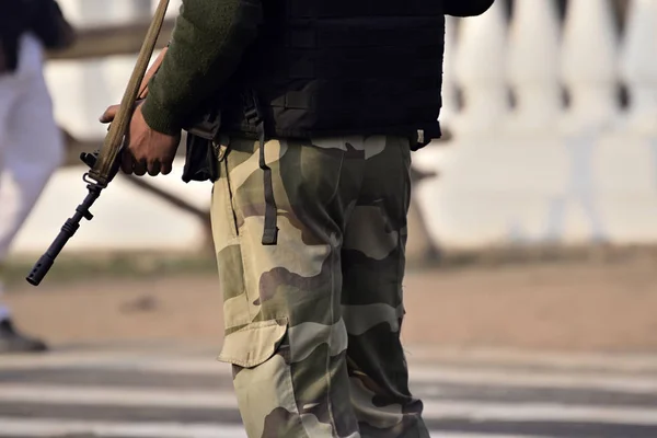 Guardia Seguridad Con Rifle Fuera Para Proteger Zona — Foto de Stock