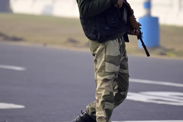 Φρουρός Ασφαλείας Τουφέκι Στέκεται Στο Εξωτερικό Για Προστατεύσει Την Περιοχή — Φωτογραφία Αρχείου