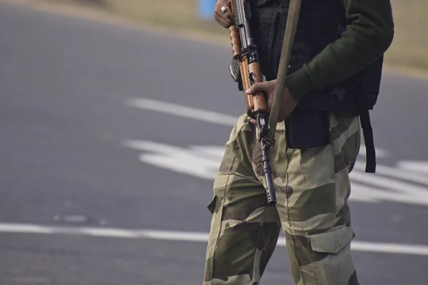 Gardien Sécurité Avec Fusil Debout Extérieur Pour Protéger Zone — Photo