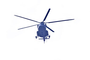 Helikopter izole üzerinde beyaz arka plan üzerinde uçuyor