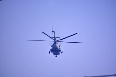 Helikopter karşı izole mavi gökyüzü uçan