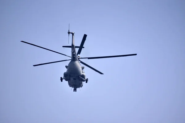 Helikopter Leci Przed Białym Tle Niebieski Niebo — Zdjęcie stockowe