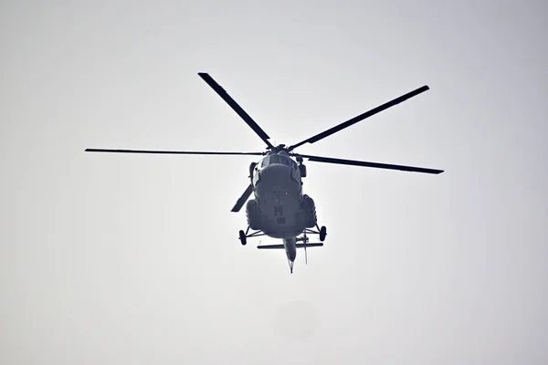 ヘリコプターが上孤立した灰色の背景に対して ロイヤリティフリーのストック写真