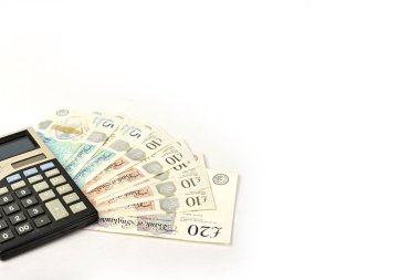 Lirası kağıt para ve beyaz arka plan üzerinde izole hesap makinesi