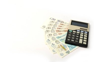İngiliz Sterlini kağıt para ve beyaz arka plan üzerinde izole hesap makinesi