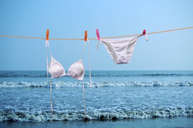 Bikini asılı güneş kuru bir denizde