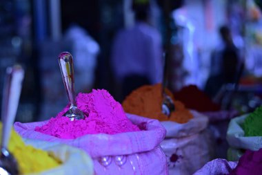 Sergi renkli toz için renk festival süresince dükkanında satmak